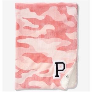 Victoria’s Secret PINK camouflage sherpa throw blanket *RARE*